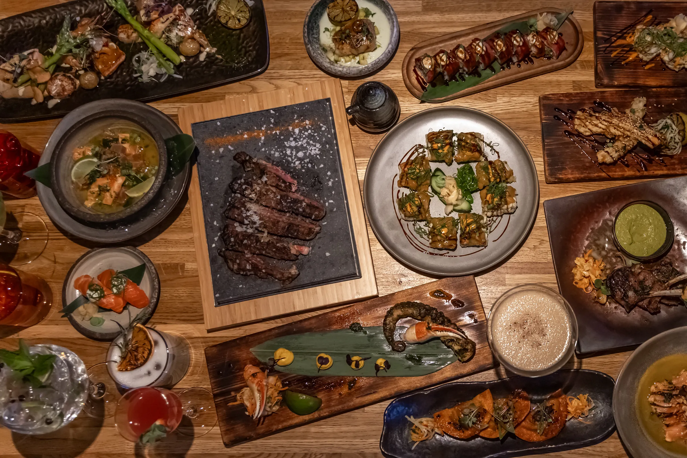 Deiliréttir ofan frá: steik á steinplötu, sushi og smáréttir